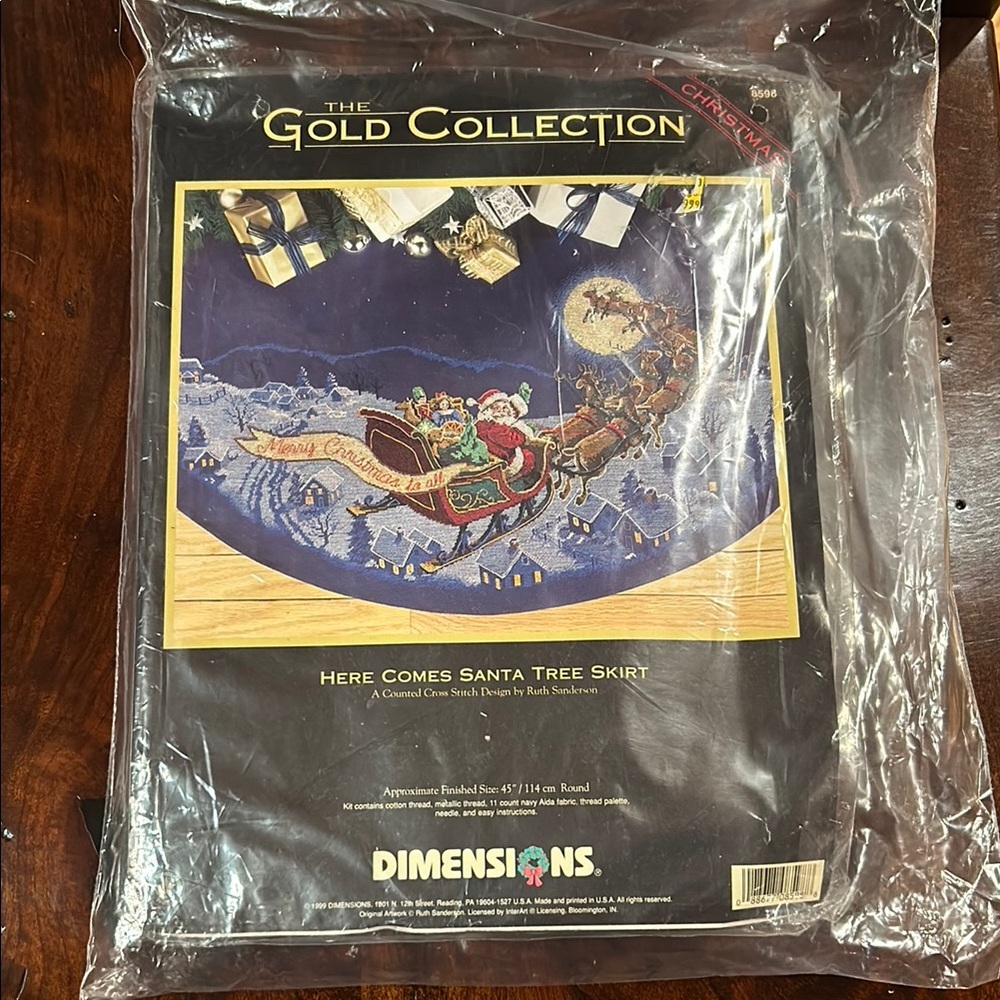 Dimensions Gold Collection Christmas Tree Skirt Kit